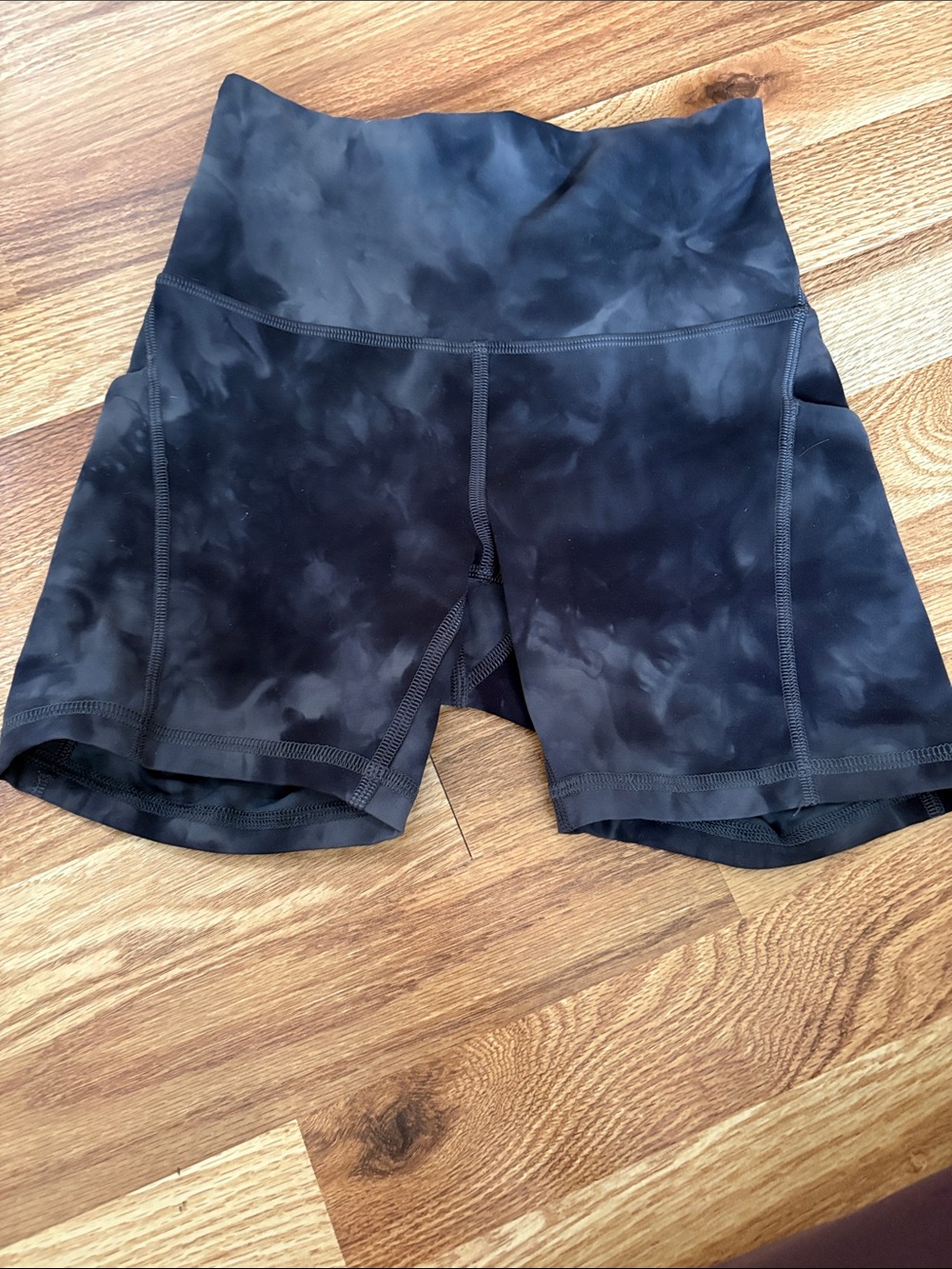 Lululemon Sz 4 High-Waist Black Tie-Dye Women’s Active Shorts